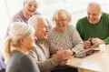 groep ouderen praat en lacht